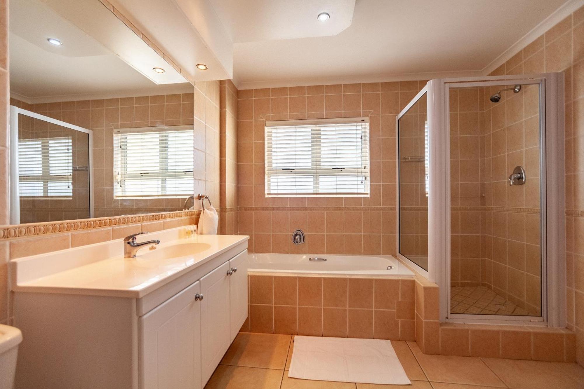 Luxury Ocean View Beachfront 2 Bed -206 The Waves, Blouberg, Cape Town Bloubergstrand