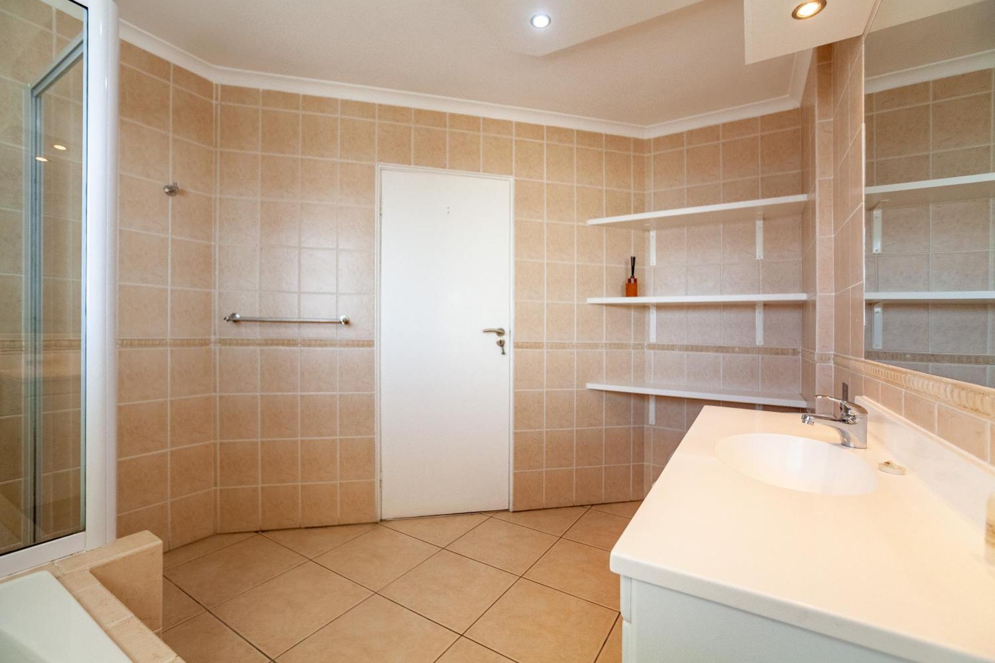 Luxury Ocean View Beachfront 2 Bed -206 The Waves, Blouberg, Cape Town